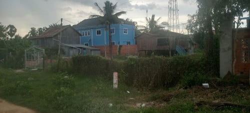 ដីជាប់រ៉ារថភ្លើង និងផ្សារ