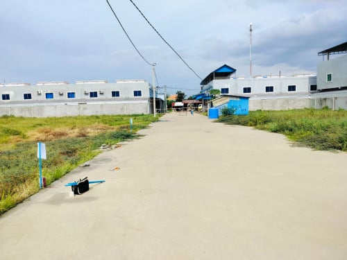 ដីលក់ខាត់ឡៃឡុង២ឡូតិ៍ជាប់គ្នា ក្នុងបុរីលឹម ឈាងហោ ផ្លូវ៤១ ត្រឹម៤គីឡូ ពីផ្សារថ្នល់ទទឺង 10x20=200ការ៉េ