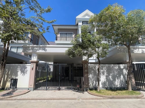 វីឡាភ្លោះប៊ី សម្រាប់លក់នៅបុរីប៉េងហួតដឹស្តាមេរាហ្គាដិន 50ម