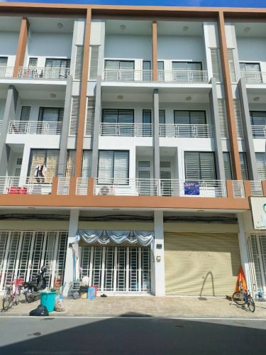 ( តម្លៃក្រោមទីផ្សារ) Shophouse  ផ្ទះអាជីវកម្ម មានគ្រឿងសង្ហារឹមពេញលេញ សម្រាប់ចូលនៅភ្លាមៗ