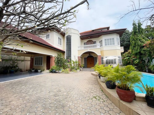 🏠វីឡាអាងហែលទឹក សម្រាប់ជួលនៅទួលគោក | Swimming Pool villa for Rent at Toul Kork