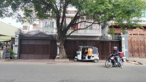 ផ្ទះសម្រាប់ជួលនៅទួលគោក | House for rent at Toul Kork