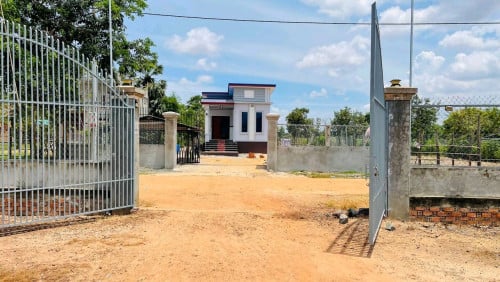 ផ្ទះលក់ (ទហំដី 15មែត្រ គុណ៤០មែត្រ នឹងទំហំផ្ទះ 5,5មែត្រ គុណ13មែត្រ)