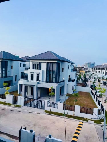 វីឡាឃ្វីនកែងនៅជីបម៉ុង271 Corner Queen Villa Villa For Sale In Chib Mong 271