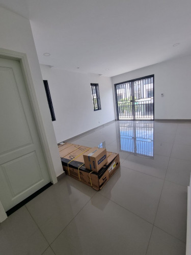 វីឡាឃ្វីនកែងនៅជីបម៉ុង271 Corner Queen Villa Villa For Sale In Chib Mong 271
