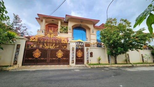 វីឡាលក់បន្ទាន់នៅបុរី Attwood