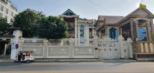 វីឡាសម្រាប់លក់ ទីតាំងទួលគោក ផ្ទះស្អាត