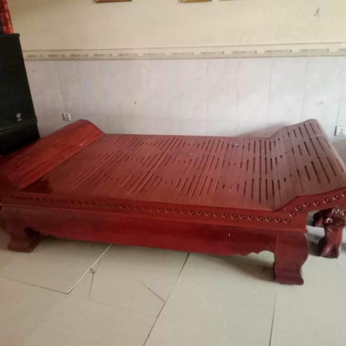 គ្រែព្រះនាងឈើឈ្នង់ ជើងគ្រុឌ