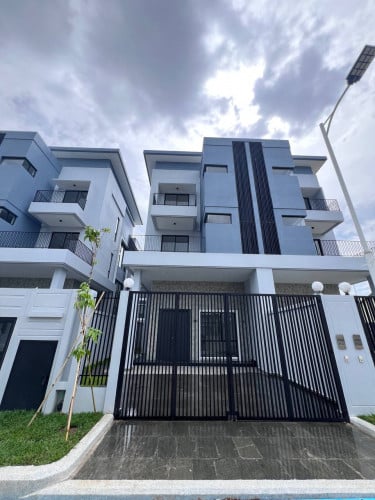 វីឡាភ្លោះ (Twin Villa) នៅក្នុងបុរី La Palm Residences (គម្រោងទី2) ខណ្ឌដង្កោ ត្រូវការលក់បន្ទាន់ខ្លាំង