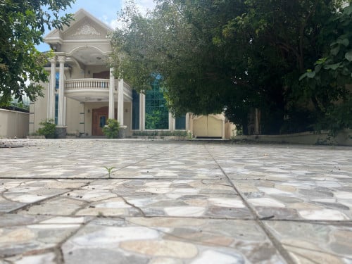 វីឡាសម្រាប់ជួល​​ ជិតអង់តែនទួលគោក / ​Villa for Rent near Toul Kork Antena