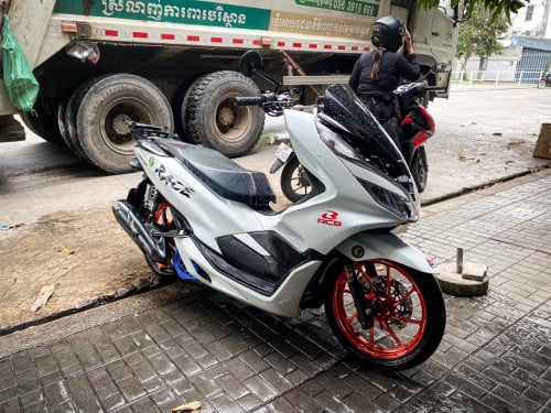 Pcx 018 លក់មានគ្រឿងសុីន ម៉ាសុីនសាណុំ រាងស្ទើខោអាវតិច