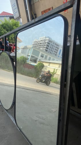 ទទួលកាត់កញ្ចក់ឆ្លុះមុខ នឹង កញ្ចក់តុឈើ