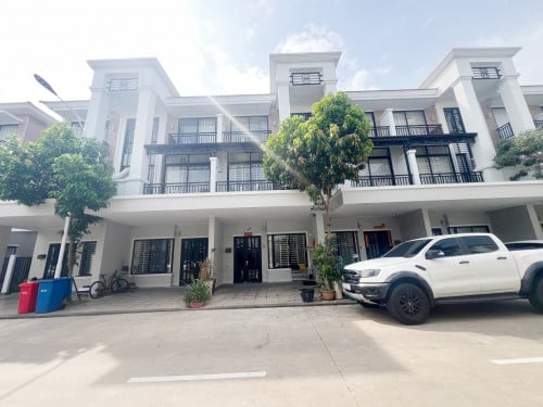 វីឡាកូនកាត់LA សម្រាប់ជួល នៅបុរីប៉េងហួតបឹងស្នោរ | LA villa for rent at Borey Peng Houth boeung snor