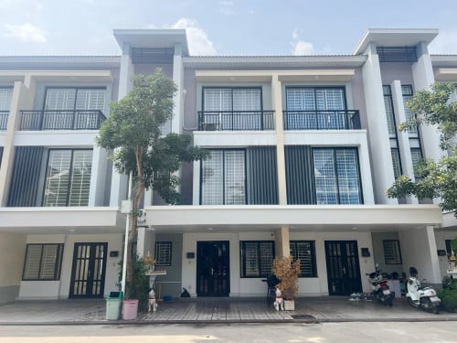 វីឡាកូនកាត់LC2 លក់ឬជួលនៅបុរីប៉េង ហួតបឹងស្នោរ | LC2 for sale or rent at Borey Peng Houth BSN