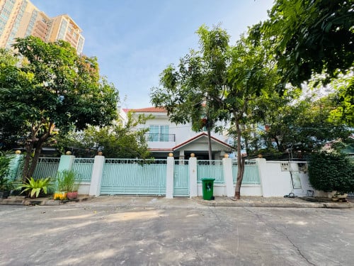 Compound Villa 3 Bedrooms For Rent in Bassac Garden City