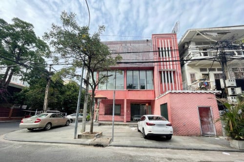 ដីនិងហាងកែងសម្រាប់លក់ | Land and corner shop for sale (Sangkat Chaktomuk)