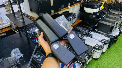 ដៃទប់សងខាង សម្រាប់អ្នកជិះខាងក្រោយ ចាប់ជាមួយធុងអុីណុក Top box