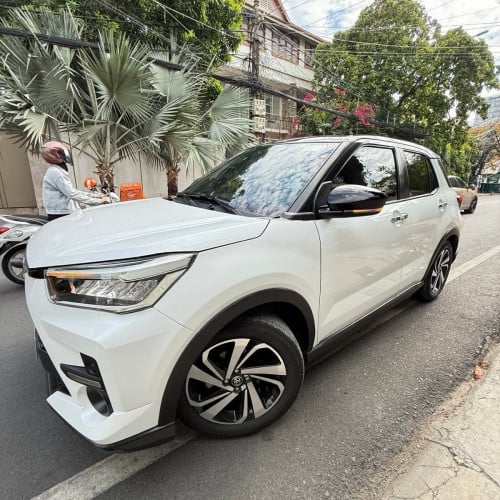 2023 Toyota Riaze ដំបូលខ្មៅ