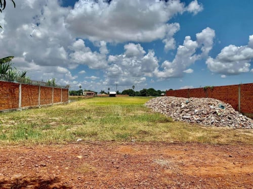 ដីលក់នៅមុខផ្សារកន្រ្តកប្លង់រឹង