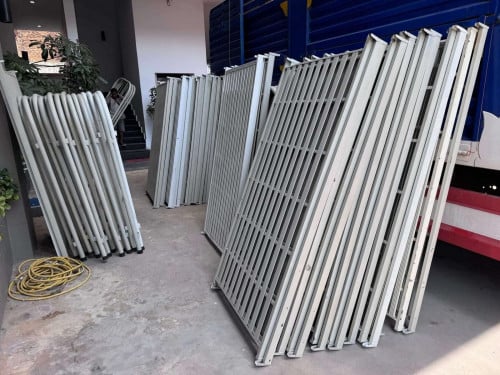 គ្រែដែកពីជាន់ មួយទឹក