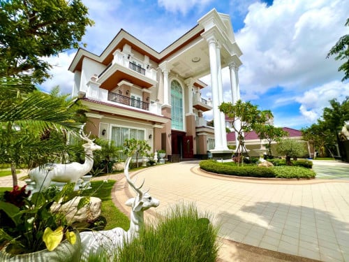 វីឡាឃីងអេ​កែងសម្រាប់លក់ នៅក្នុងបុរីងហួតបឹងស្នោរ​ (ផ្តល់ជូនសម្ភារៈទាំងអស់)