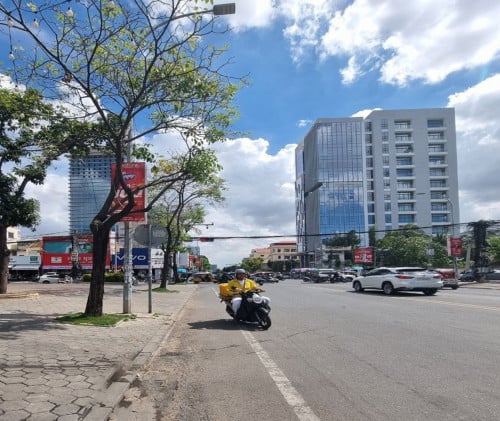 ផ្ទះអាជីវកម្មកែង លក់បន្ទាន់ - ទួលគោក | Corner Commercial House For Urgent Sale – Toul Kork