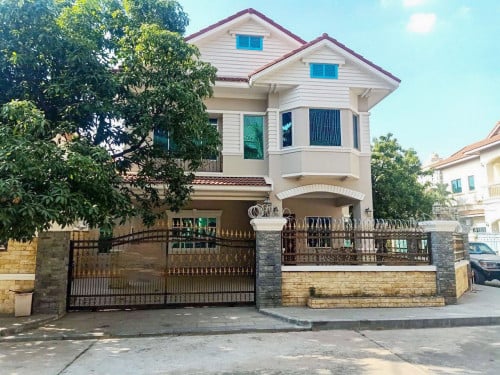 វីឡាសម្រាប់ជួលនៅទន្លេបាសាក់ | Villa for rent in Tonle Basac