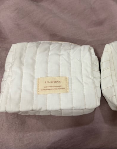 មានលក់កាបូបដាក់makeup និងស្បែកជាច្រើនតម្លៃថោកហើយថ្មី