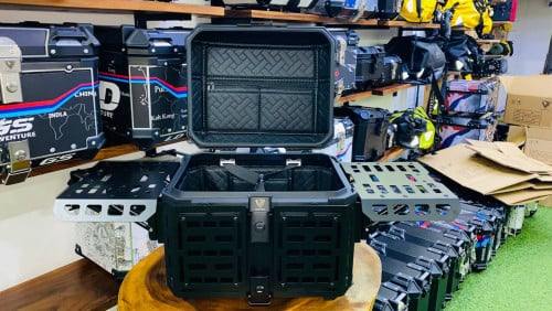 [បោះដុំ លក់រាយ] ម៉ូតថ្មី មានស្លាប ដាក់អីវ៉ាន់ពេលសំរាក កាន់តែងាយស្រួល  Top Box Tail box ធុងអុីណុក 45L