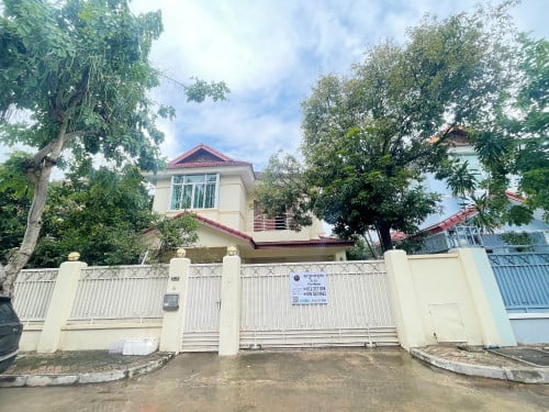 🏠វីឡាសម្រាប់ជួល នៅបុរីឧទ្យានទន្លេបាសាក់ | Villa for Rent at Borey Tonle Basac