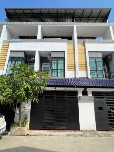 ផ្ទះជួលក្នុងបុរីរំចេក​ ខាងត្បូងផ្សារទួលពង្រ​