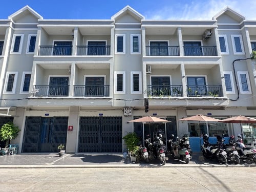 វីឡាកូនកាត់សម្រាប់លក់ ក្បែរផ្សារ