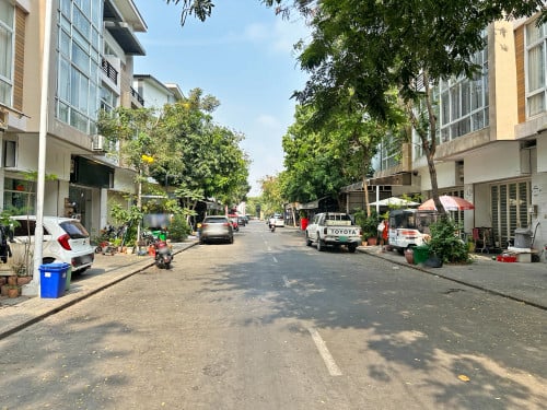 🏘 ផ្ទះអាជីវកម្ម (SH-B) ក្នុងបុរី ប៉េងហួតបឹងស្នោ ត្រូវការលក់បន្ទាន់ខ្លាំង