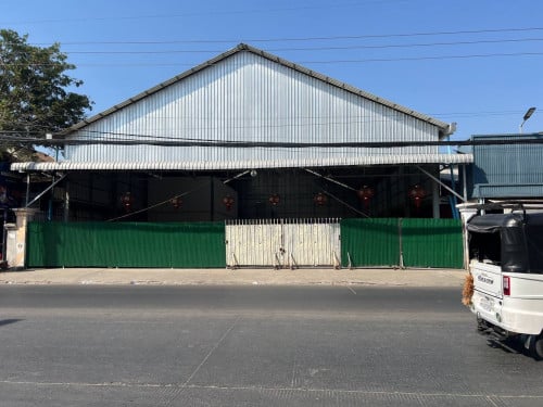 »ឃ្លាំងសម្រាប់ជួលនៅភ្នំពេញថ្មី/ Warehouse for Rent at Phnom Penh Thmey.