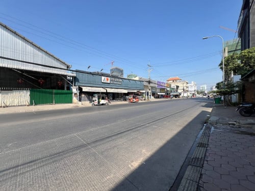 »ឃ្លាំងសម្រាប់ជួលនៅភ្នំពេញថ្មី/ Warehouse for Rent at Phnom Penh Thmey.