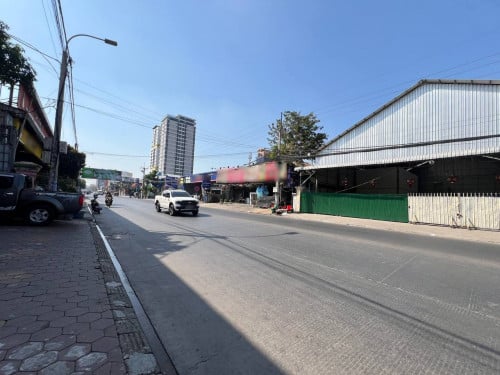 »ឃ្លាំងសម្រាប់ជួលនៅភ្នំពេញថ្មី/ Warehouse for Rent at Phnom Penh Thmey.