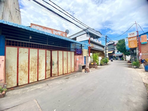 ផ្ទះអាជីវកម្មលក់បន្ទាន់ ដីធំ ក្បែរផ្សាស្ទឹងមានជ័យថ្មី