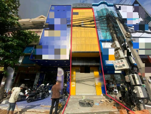 🏬 Shophouse for Rent at Toul Kork – $900/month | 5BR + 6BA | Fully Furnished | Main Road