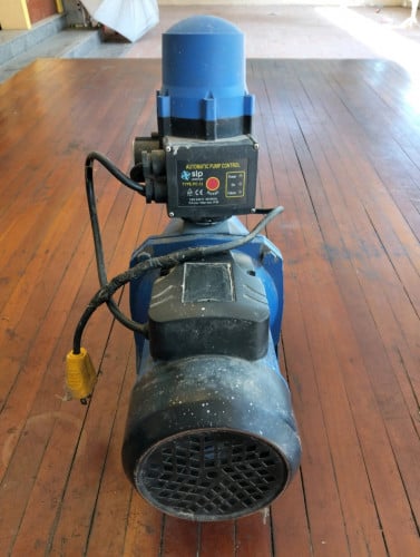 ម៉ាសុីនជំរុញទឹកនៅថ្មីស្អាតលក់ធូៗ