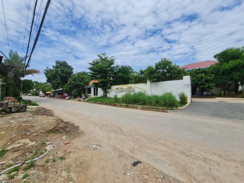 ប៊ូទិចសម្រាប់លក់ ផ្លូវ1015 ភូមិពោងពាយ សង្កាត់ភ្នំពេញថ្មី