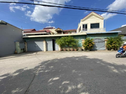 ផ្ទះលក់បន្ទាន់ 27 x 20 មានផ្ទះ៣ល្វែង មុខព្រលានយន្តហោះពោចិនតុង