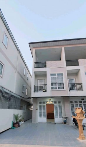 ផ្ទះលក់បន្ទាន់តម្លៃក្រោទីផ្សានៅជិតពេទ្យ ហ្លួង ម៉ែ