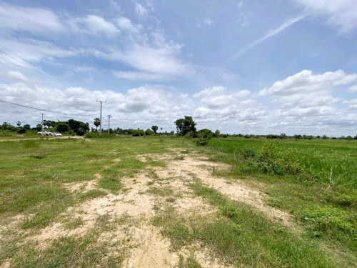 ដីលក់បន្ទាន់លើផ្លូវមេជិតរោងចក្រកុះករ_ផ្លូវបេតុងកំពុងរៀបចំធ្វើ