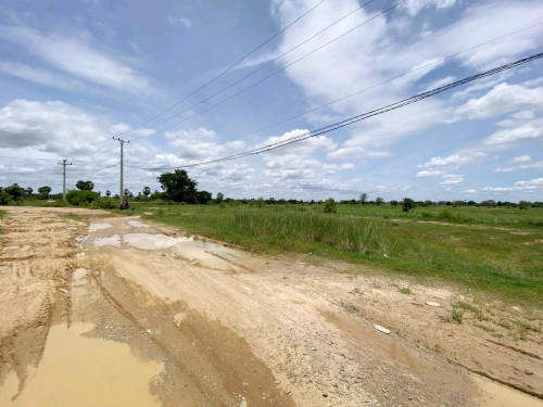 ដីលក់បន្ទាន់លើផ្លូវមេជិតរោងចក្រកុះករ_ផ្លូវបេតុងកំពុងរៀបចំធ្វើ