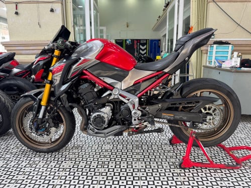 Kawasaki Z900SE 2017 ក្រដាស់ពន្ធពេញ