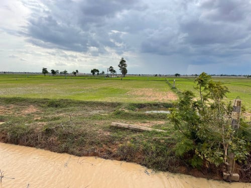 Land នៅមុខ C-MAC