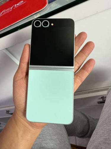 ZFlip 6 256GB ក្រុមហ៊ុន ( Look like new)