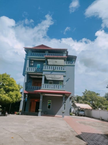 សូមស្វាគមន៍ទីតាំងយើងខ្ញុំមានទីធ្លាធំទូលាយស្ថិតនៅជិតរមណីដ្ឋានផ្សេងក្នុងទីរួមខេត្តកំពត