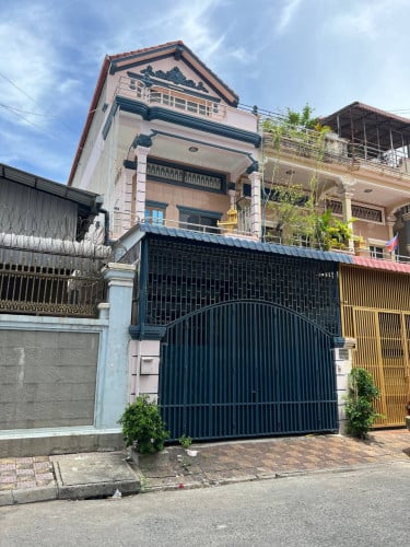 ផ្ទះល្វែង ៣ជាន់ សំរាប់ជួល ជិតផ្សារទួលទំពូង