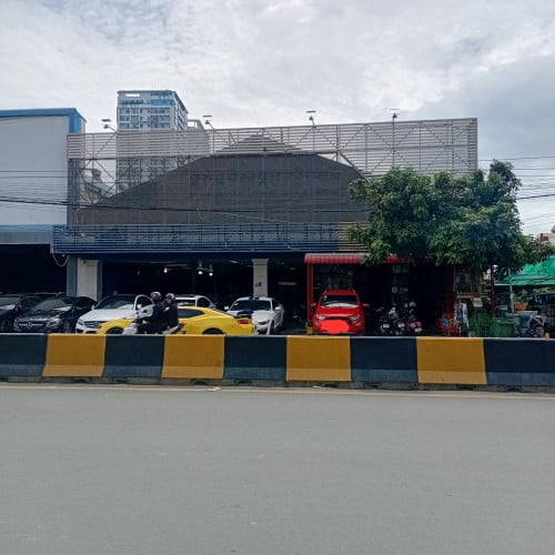 ផ្ទះអាជីវកម្មនៅលើផ្លូវធំ 598(ចចារបាន)